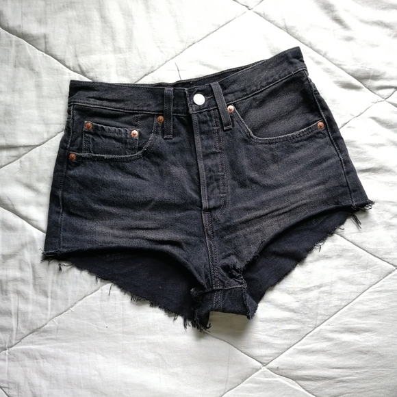 LEVI'S 501 Denim Shorts Cut Off Fray Hem Button Fly 100% Cotton Red Tab W26 - Picture 3 of 9